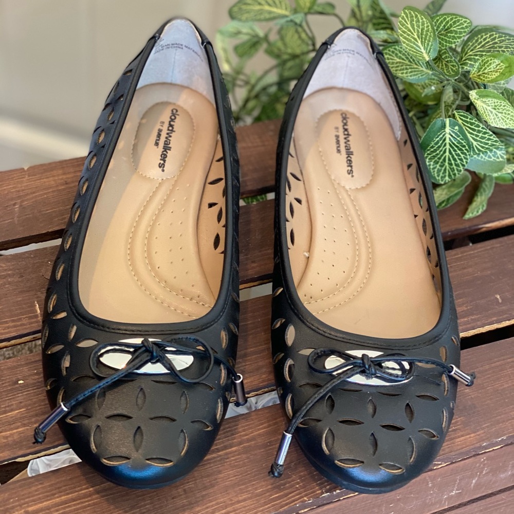 Like New! Comfortable Cloudwalker Cutout Flats - image 1
